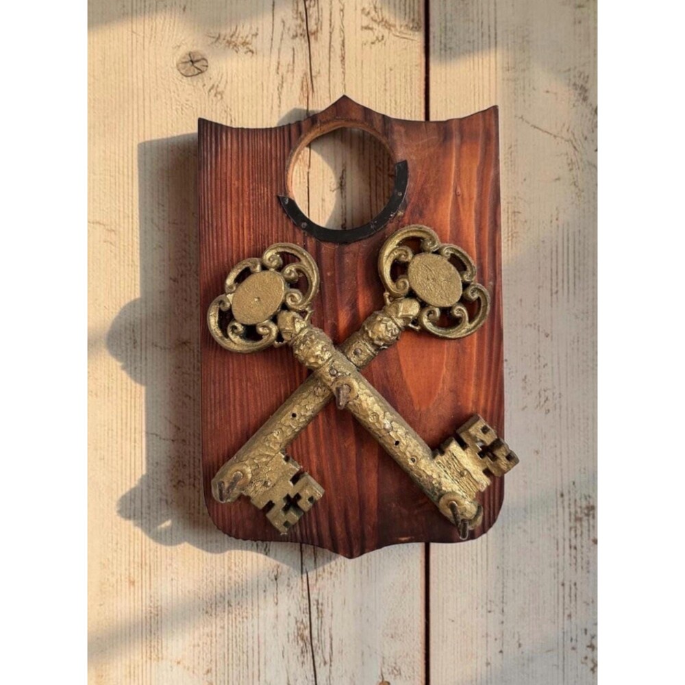 Vintage Crossed Skeleton Key Wall Plaque, Wooden Shield Crest Key Holder